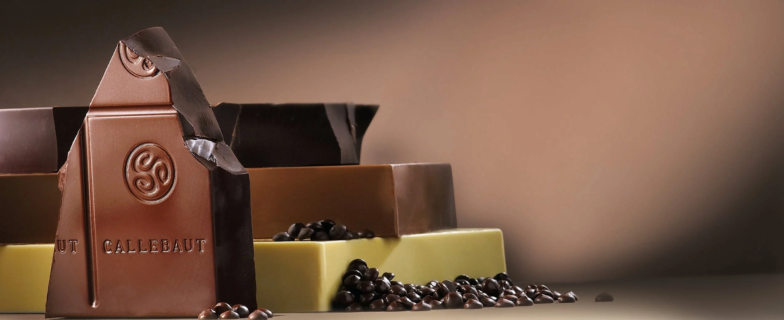 CALLEBAUT - Dark Chocolate Callets - Couvertures - 811 - 2.5kg bag - Case 8 x 2.5kg - Barry Callebaut Canadian Distribution - Ships Free Within Canada on Orders Above CAD $199 - Image 4
