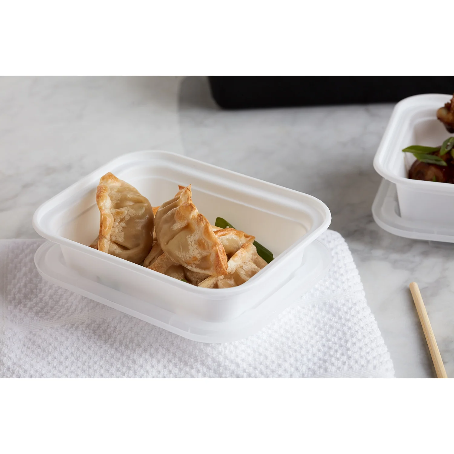 Container Plastic Rectangle White with Lid - 150 x 12 oz - Versatainer - Packaging and Accessories - Restaurant Supplies and Equipment - Canadian Distribution - Image 2
