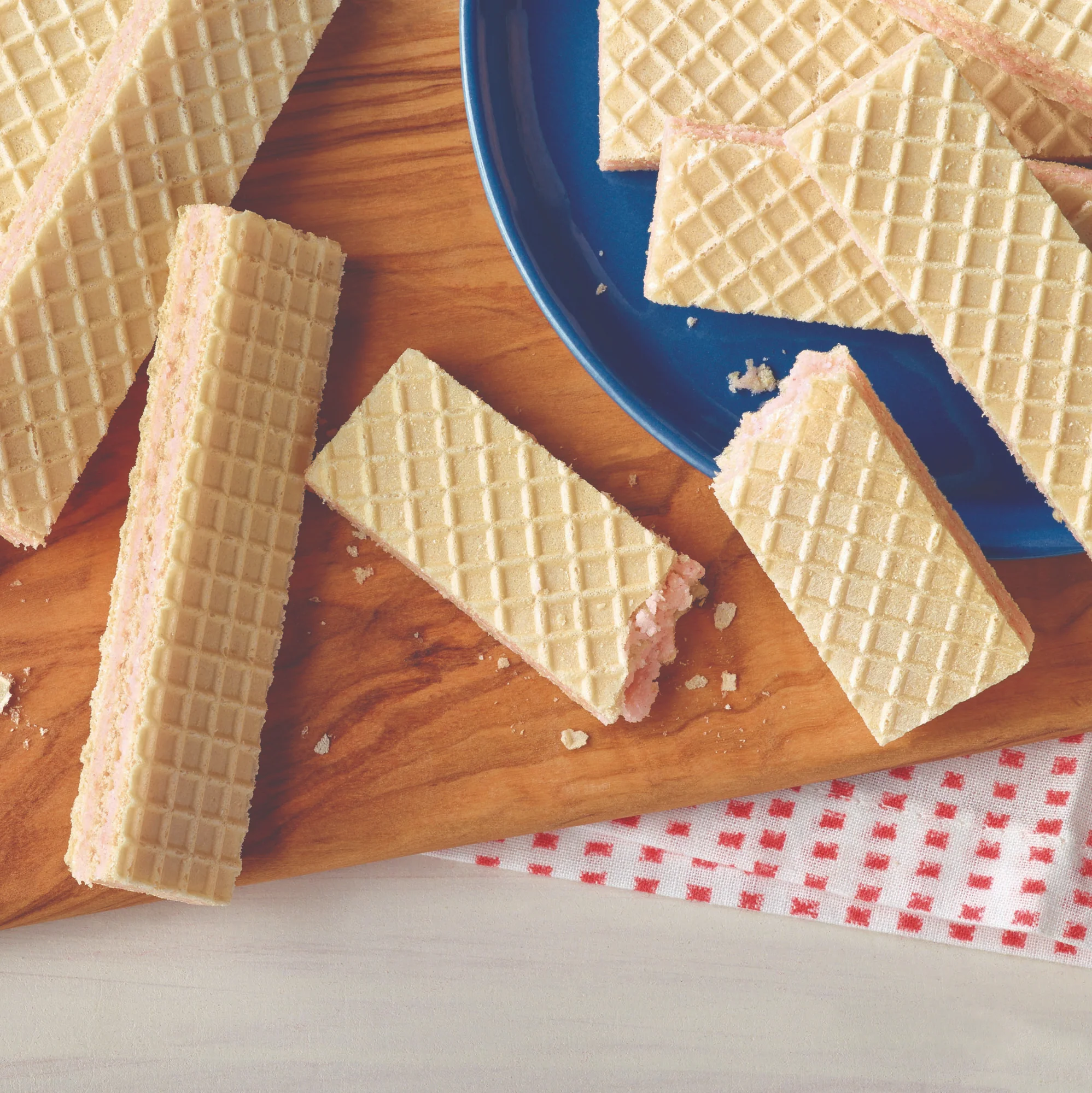 Cookie Strawberry Wafer Sugar-Free - 12 x 250 g - Voortman - Restaurant and Foodservice Ingredients - Canadian Distribution - Ships Free Within Canada on Orders Above CAD $199 - Image 2