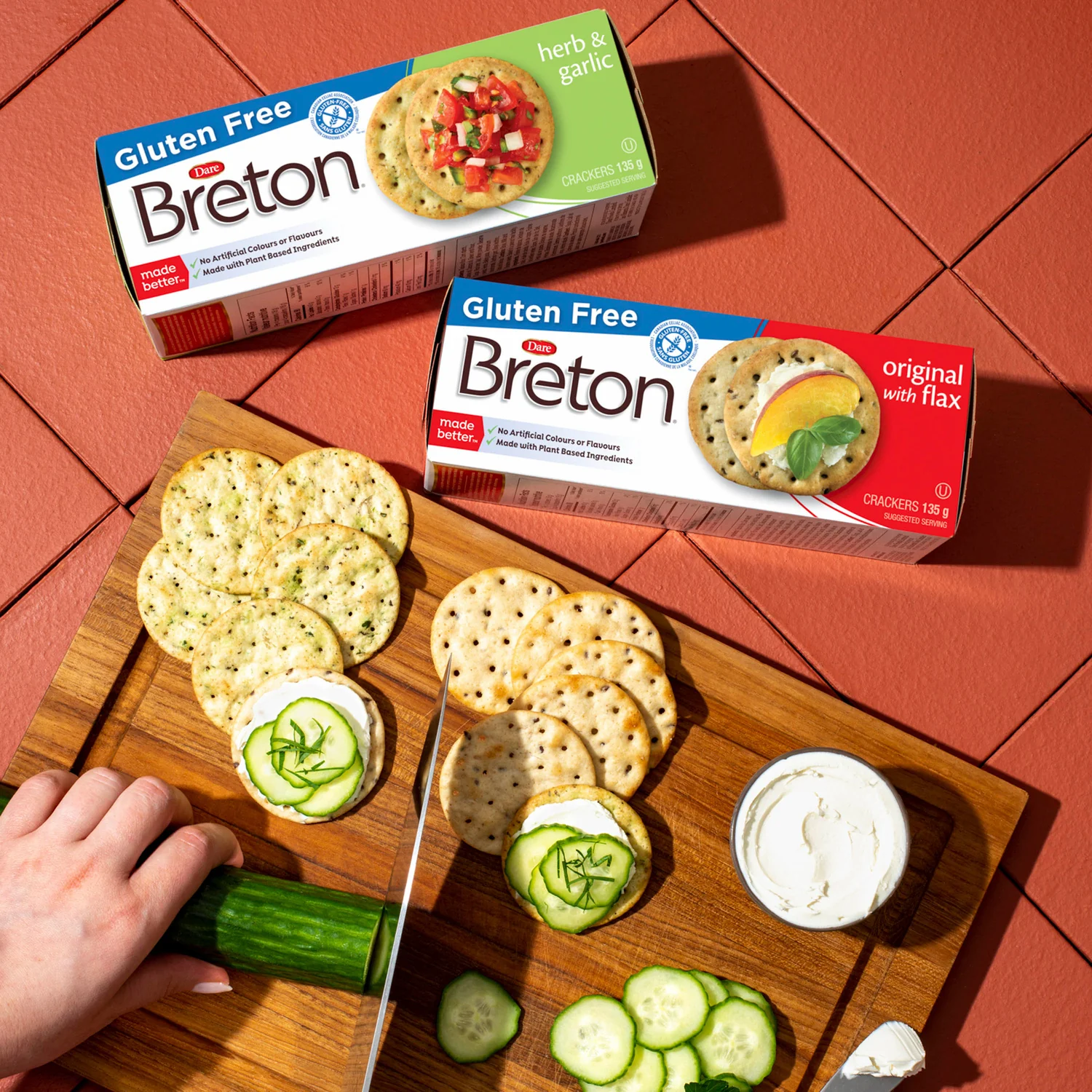 Cracker Garlic & Herb Breton - 12 x 135 g - Dare - Restaurant and Foodservice Ingredients - Canadian Distribution - Ships Free Within Canada on Orders Above CAD $199 - Image 3